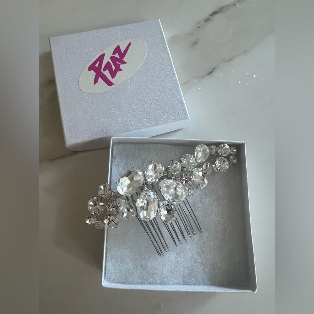 Gorgeous Rhinestone hair comb 
Worn once for wedding